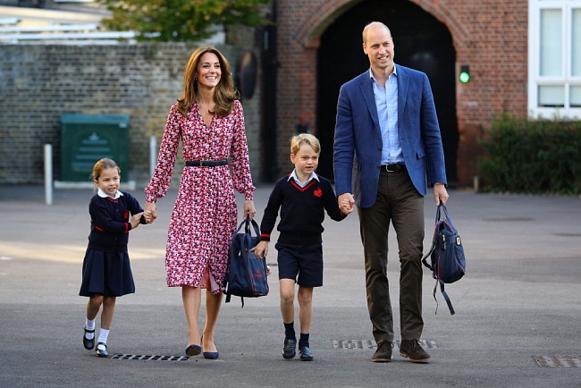 Принцесса Шарлотта, Кейт Миддлтон, принц Джордж и принц Уильям фото № 3