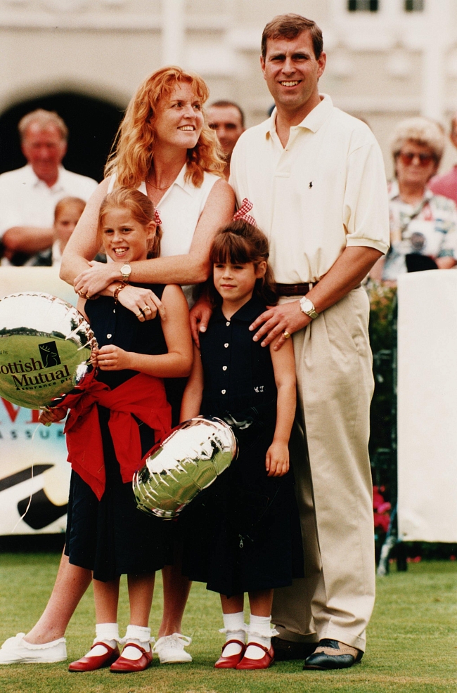 Принц Эндрю с Сарой Фергюсон, принцессой Беатрис и принцессой Евгенией в гольф-клубе Wentworth в Суррее, 1997 год фото № 3