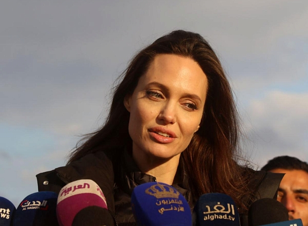 Анджелина Джоли поможет детям бороться с фейковыми новостями