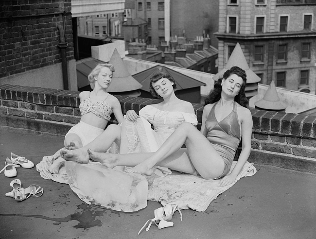 Од Йоханссен, Одри Хепберн и Энди Смидон загорают на крыше театра, 1949 год. фото № 6