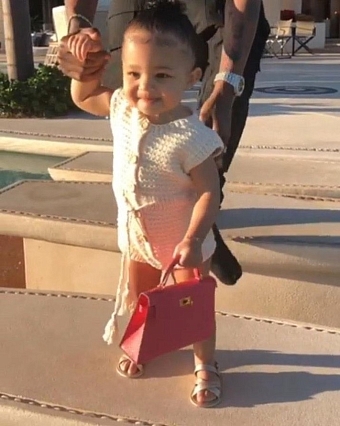 Годовалая дочь Кайли Дженнер вышла на прогулку с сумочкой Hermès фото № 1