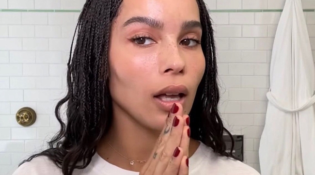 Зои Кравиц в видео Zoë Kravitz's Guide to Summertime Skin Care and Makeup, Vogue Beauty Secrets 2021 фото № 1