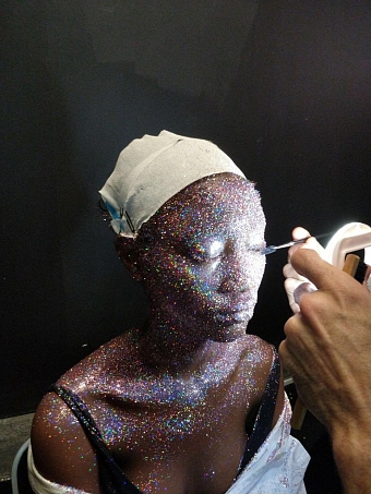 Как повторить космический макияж с показа Giambattista Valli в Париже фото № 2