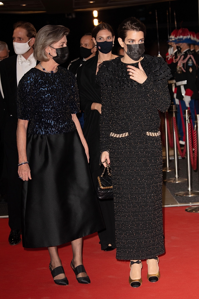 Принцесса Каролина Ганноверская и Шарлотта Казираги на гала-вечере во время празднования Национального дня Монако 19 ноября 2021 года в Монте-Карло фото № 1