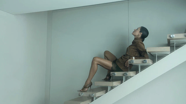 На Елене Лядовой: топ, Jacob Lee (ЦУМ); шорты, Blumarine (ЦУМ); туфли, Saint Laurent (ЦУМ); серьги Look at Me, браслет Aleluia, все — золото, бриллианты, Pasquale Bruni фото № 3