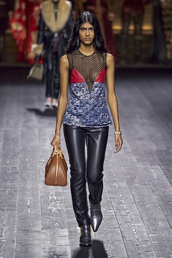 О времени: показ Louis Vuitton закрыл Неделю моды в Париже фото № 7