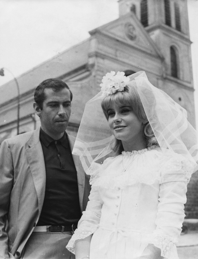 Катрин Денев в наряде невесты с Роже Вадимом на съемках фильма «Порок и добродетель», 31 июля 1962 года. фото № 1