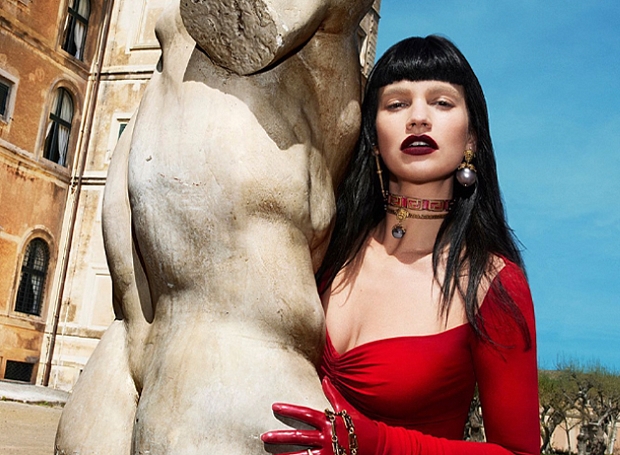 Неузнаваемая «вампирша» Лили Джеймс в обжигающе-красном платье позирует для кампейна Versace
