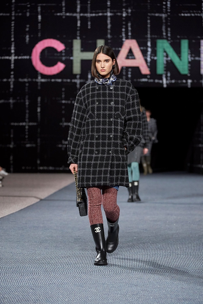 Резиновые сапоги на показе Chanel осень-зима 2022/23 фото № 3