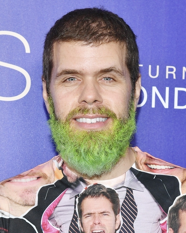 Бледная кожа, сиреневые губы и зеленая борода: самые ужасные бьюти-образы звезд этой недели фото № 3