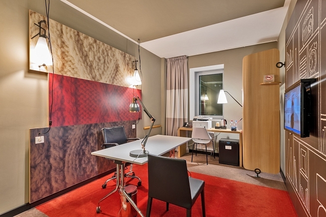 Номер в ibis Москва Киевская, полностью переоборудованный в персональный офис фото № 1