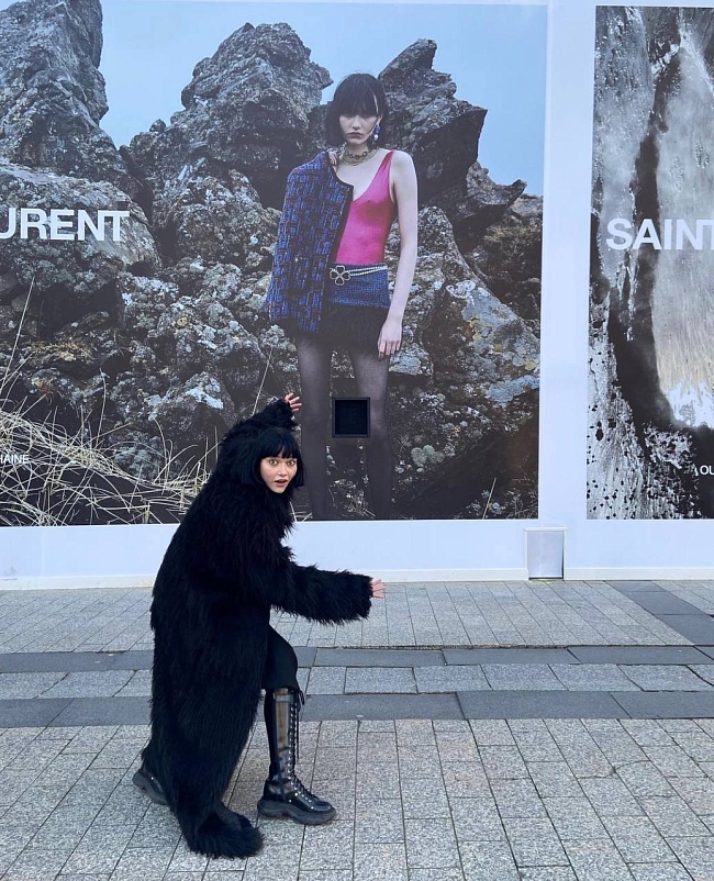 Модель Стейнберг на фоне рекламной кампании Saint Laurent. Фото: @st.einberg фото № 1