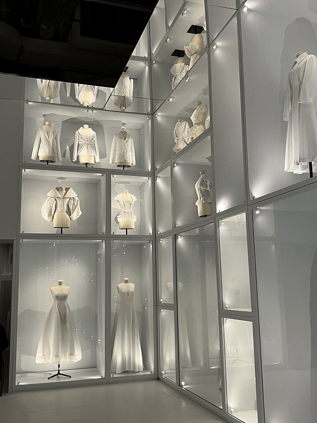 Выставка Christian Dior Designer of Dreams в культурном пространстве Дохи M7 фото № 26