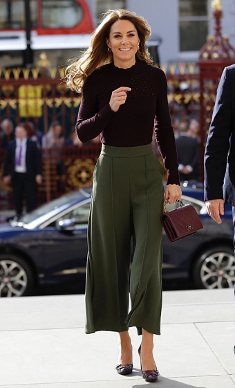 Кейт Миддлтон примерила модные широкие брюки со стрелкой фото № 1