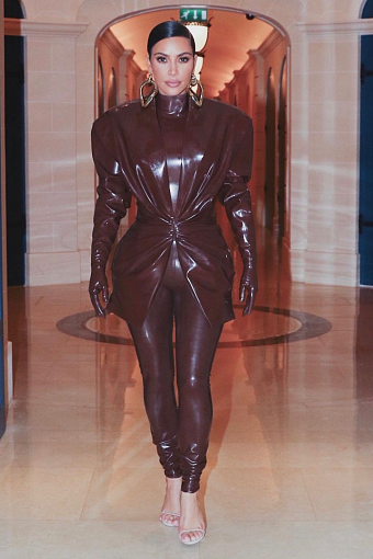 Ким Кардашьян в Balmain, 2020 год (фото: @kimkardashian) фото № 8