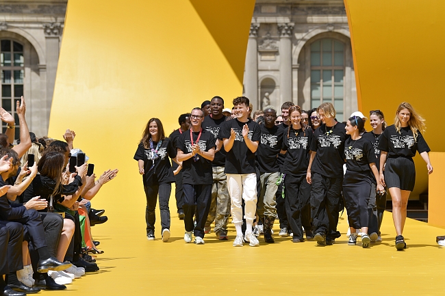 Команда мужской линии Louis Vuitton в финале шоу весна-лето 2023 фото № 1