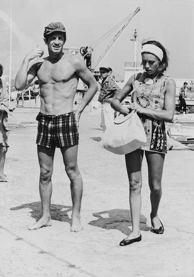 Жан-Поль Бельмондо и его жена Элоди на отдыхе на Лазурном берегу во Франции, 1965 год. фото № 9