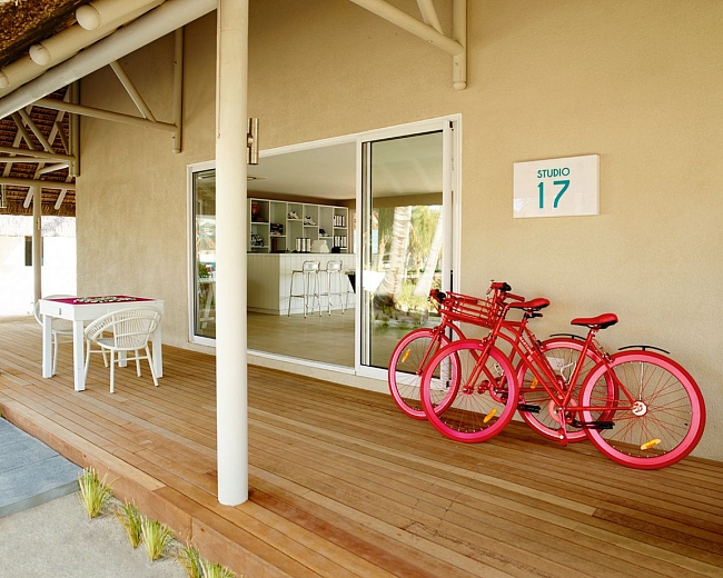 Гости Lux Belle Mare могут колесить по острову на розовых велосипедах фото № 15