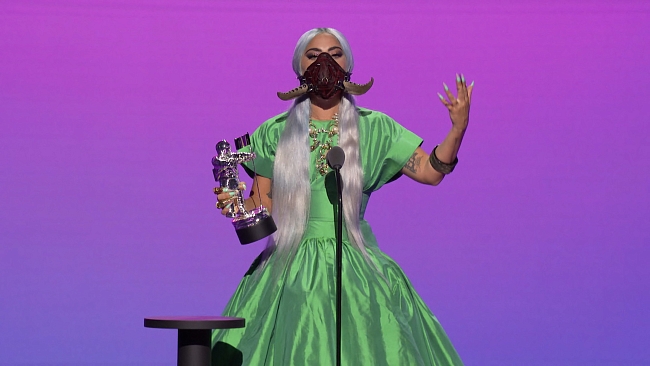 Икона здравоохранения: Леди Гага и ее экстравагантные защитные маски на MTV VMA 2020 фото № 2