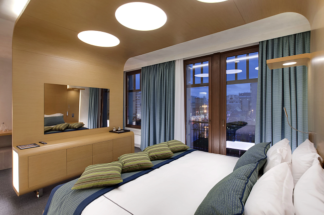 Дайджест путешествий: открытие Tivoli LA VIE Muscat Hotel & Residences, майские праздники в The Ritz-Carlton Maldives, Fari Islands и коллаборация Ikos x MINI фото № 1