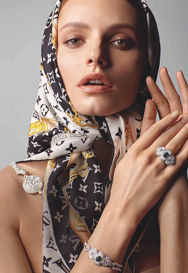 Шелковый платок Louis Vuitton и украшения Louis Vuitton High Jewellery фото № 1