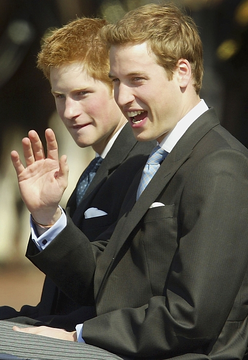 Принцы Гарри и Уильям машут толпе, собравшейся у Букингемского дворца перед ежегодным парадом Trooping The Colour, 14 июня 2003 года фото № 13