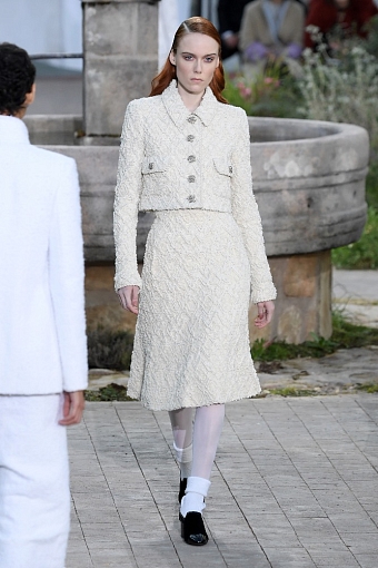 Chanel Haute Couture: Виржини Виар посвятила коллекцию детству Коко Шанель фото № 5