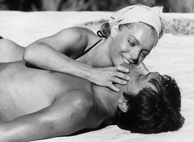 Бриджит Бардо, Ален Делон (и другие) на пляже: 11 винтажных летних фото звезд XX века