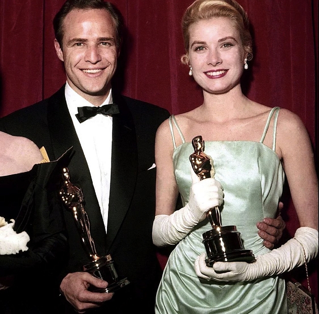 Марлон Брандо и Грейс Келли на премии «Оскар», 1954 год, фото: @classicandgolden фото № 2