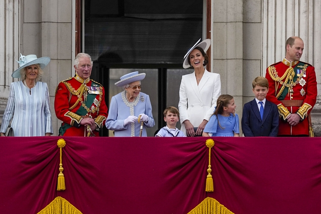 Королевская семья на балконе Букингемского дворца фото № 2