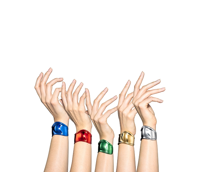 Tiffany & Co. вместе с Эльзой Перетти перевыпускают легендарные браслеты-каффы в новых цветах фото № 1