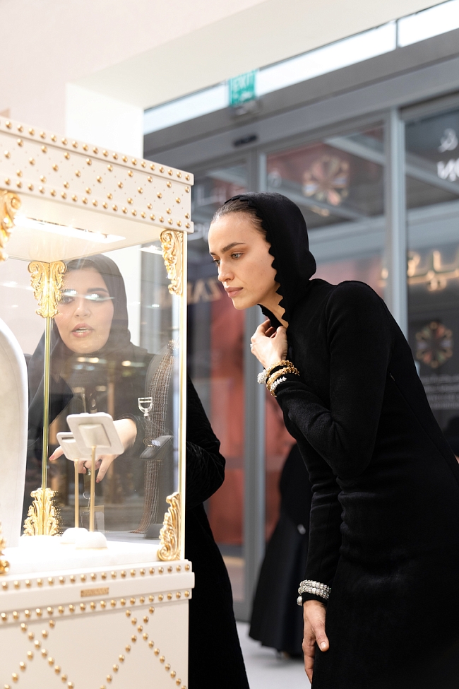 Ирина Шейк на выставке Doha Jewellery & Watches 2023 фото № 1