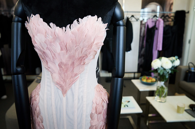 Атмосфера в звездной примерочной. Платье Munique фото № 4