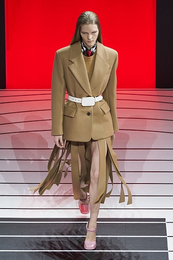 Резиновые сапоги, нейлоновые куртки и другие тренды в новой коллекции Prada осень-зима 2020/21 фото № 4