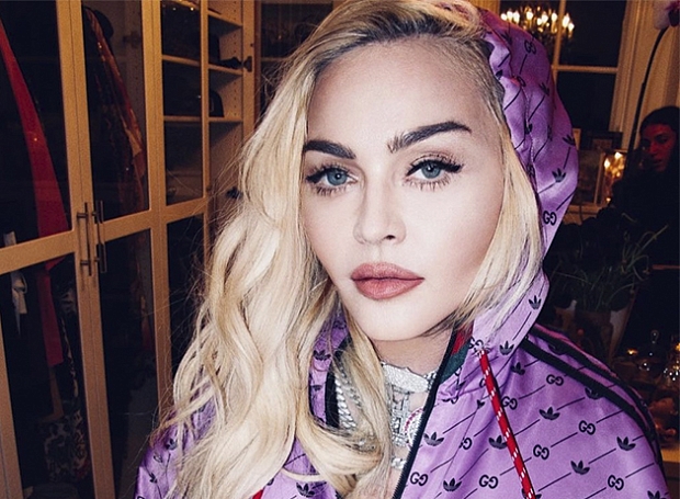 Горячо: Мадонна перекрасила волосы в яркий цвет и устроила откровенную фотосессию в туалете