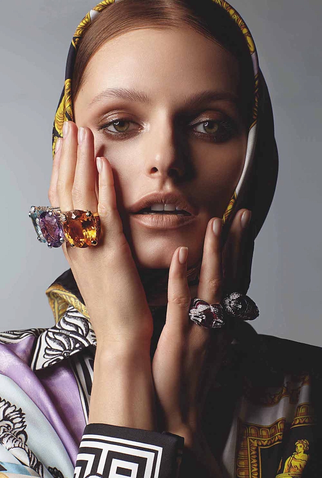 Платок и блузка Versace. На правой руке: кольца Dior Joaillerie. На левой руке: кольца Boucheron фото № 21