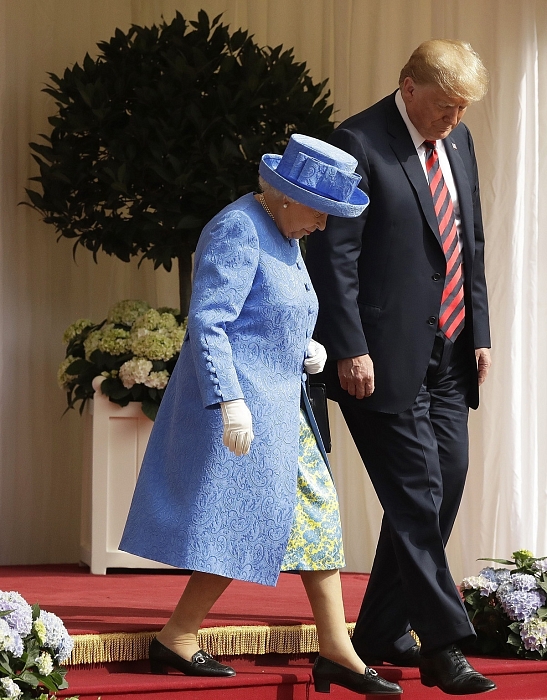 Первая встреча Мелании Трамп и королевы Елизаветы II: в чем были дамы фото фото № 5
