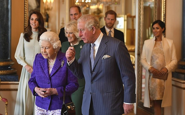 Елизавета II и принц Чарльз в окружении семьи фото № 2