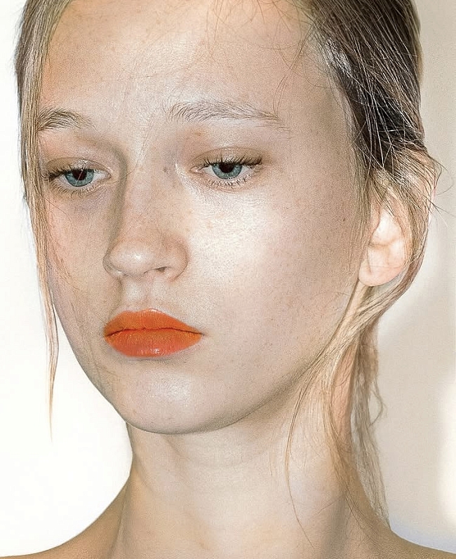 Кислотная черешня, спелая морковь и персиковый в духе нулевых: модные оттенки помад на теплый сезон-2026 фото № 2