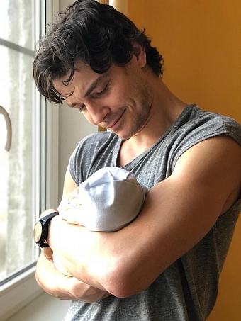 Максим Матвеев с новорожденным сыном фото № 2