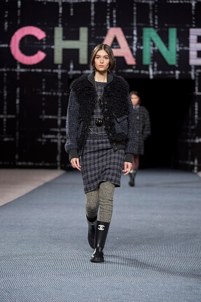 Резиновые сапоги на показе Chanel осень-зима 2022/23 фото № 4