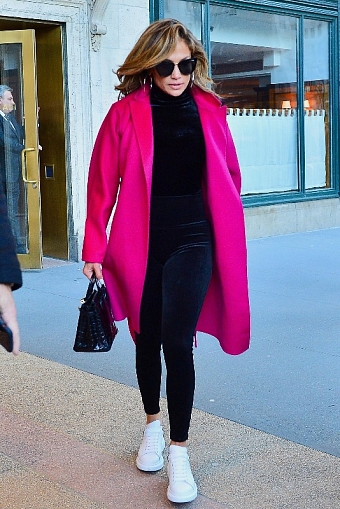 Дженнифер Лопес в модном пальто цвета фуксии и бархатном костюме в Нью-Йорке фото № 1