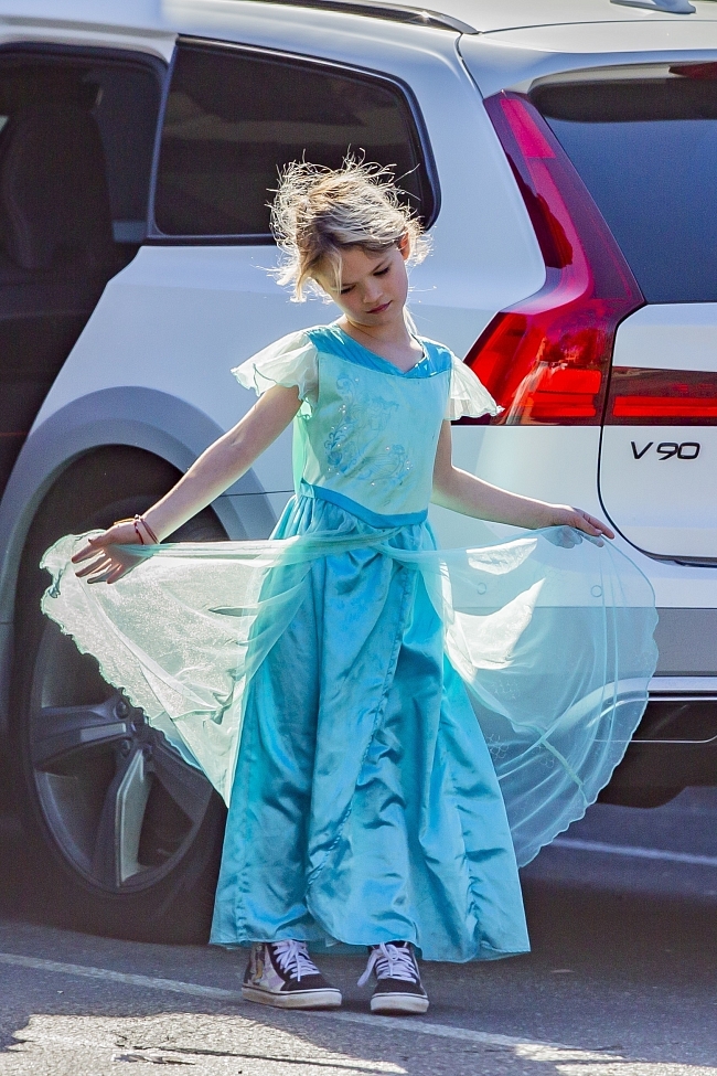 Что мы знаем о сыне Меган Фокс: «Мне все равно, я слишком люблю платья» фото № 2