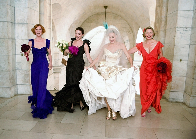 Миранда, Шарлотта, Саманта и Кэрри в свадебном платье Vivienne Westwood, кадр из фильма «Секс в большом городе» фото № 1