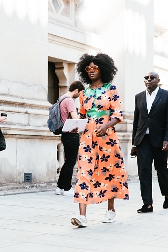 Клетка, асимметрия, объемные сумки и другие тренды стритстайла на Неделе моды в Лондоне фото № 14