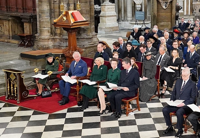 Королевская семья на службе в честь принца Филиппа фото № 6