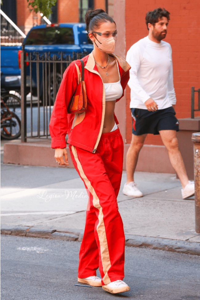 Белла Хадид на прогулке в Нью-Йорке, июнь 2021 года фото № 3