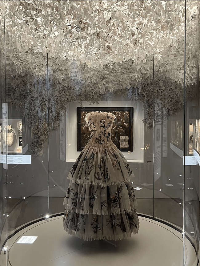 Выставка Christian Dior Designer of Dreams в культурном пространстве Дохи M7 фото № 27