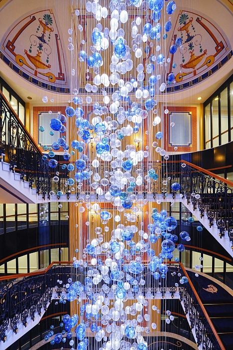 2500 сфер этой 16-метровой люстры-вопопада выдули вручную чешские стеклодувы фото № 11