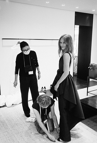 Ванесса Паради в комбинезоне Chanel Haute Couture на примерке с руководительницей Chanel Haute Couture Tailleur Atelier мадам Сесиль фото № 6